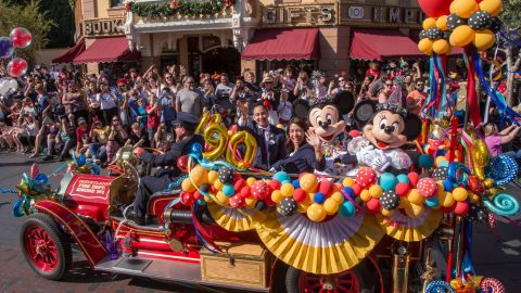 El parque Disney, a través de su portavoz, indicó que cualquier empleado debería denunciar este tipo de agresiones.