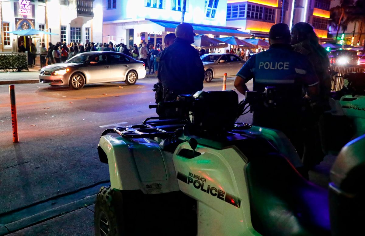 La función de los policías de Miami Beach será la de controlar las multitudes.