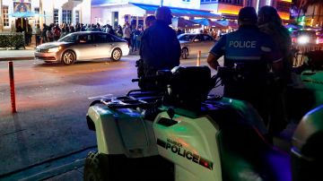 La función de los policías de Miami Beach será la de controlar las multitudes.