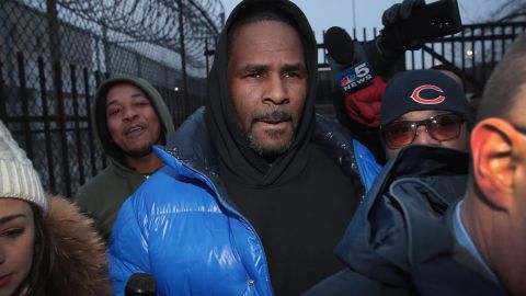 R. Kelly en corte, acusado de agravios sexuales