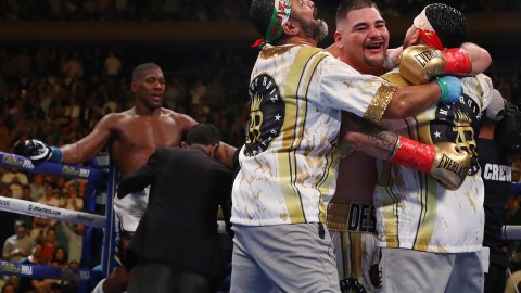Andy Ruiz el día que sacudió al mundo al ganar los títulos de la AMB, OMB y FIB de peso completo.