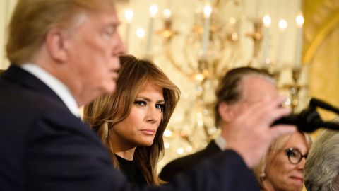 Melania Trump puede quedarse sin regalo de su esposo.