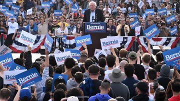 Bernie Sanders durante un mitin electoral en Venice, L.A.