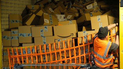 Trabajadores en centro de distribución de Amazon denuncian bajos salarios y mala calidad del aire.