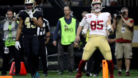 George Kittle (der.) y los 49ers pueden clasifi