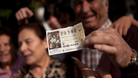 EL hombre solo pudo celebrar el haber ganado el premio.