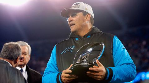 Ron Rivera acaba con una marca ganadora de 76-63-1.