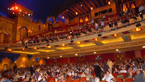 Gusman donó el teatro en 1975 a la Autoridad de Estacionamiento de Miami.