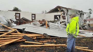 Destrozos causados por un tornado en Alabama. Archivo
