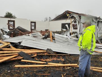 Destrozos causados por un tornado en Alabama. Archivo