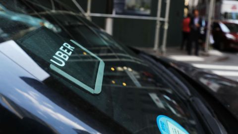 Los conductores de UBER han visto sus ingresos desplomarse por coronavirus. (Spencer Platt/Getty Images)