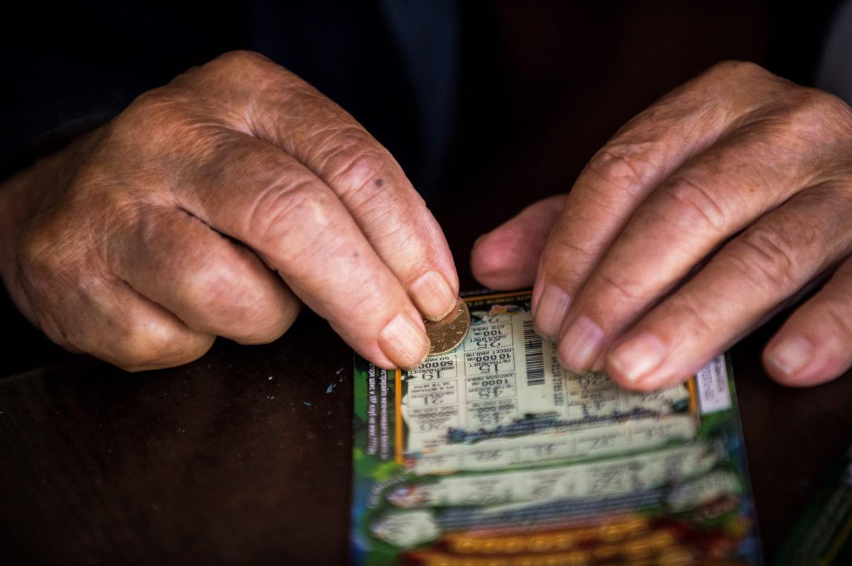 Siguió el consejo de un dependiente y ganó $100,00 en la lotería