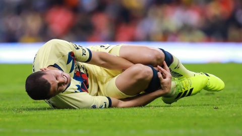 Guido Rodríguez, jugador del América se queja luego de una falta.