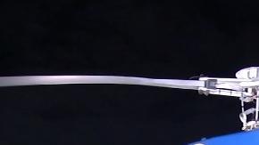 Helicóptero que sobrevolaba el centro de Los Ángeles fue obligado a aterrizar tras recibir sospechoso golpe.