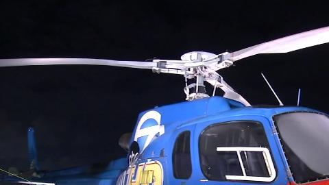 Helicóptero que sobrevolaba el centro de Los Ángeles fue obligado a aterrizar tras recibir sospechoso golpe.