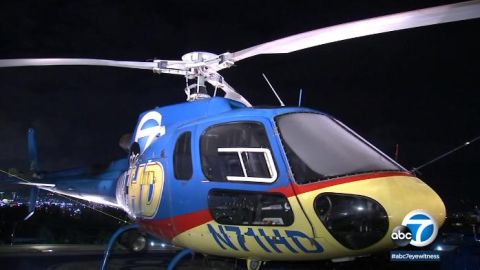 Helicóptero que sobrevolaba el centro de Los Ángeles fue obligado a aterrizar tras recibir sospechoso golpe.