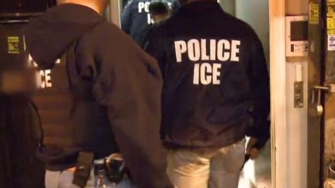 ICE se llevó documentos y una computadora.