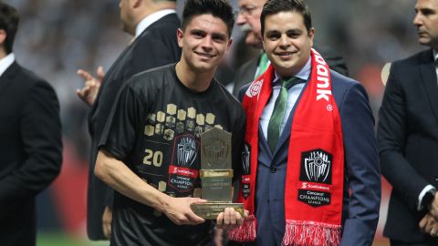 Este es el trofeo que le robaron al futbolista blanquiazul, el cual obtuvo tras vencer a Tigres en la final de la Liga de Campeones de Concacaf 2019.