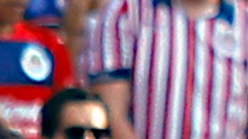 JJ Macías besando el escudo del León, luego de anotarle a Chivas.