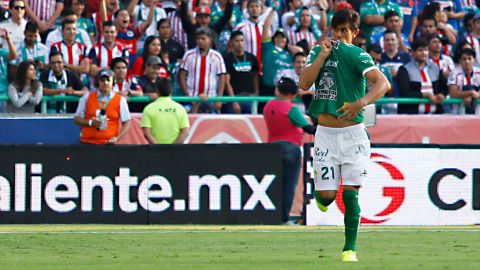 JJ Macías besando el escudo del León, luego de anotarle a Chivas.