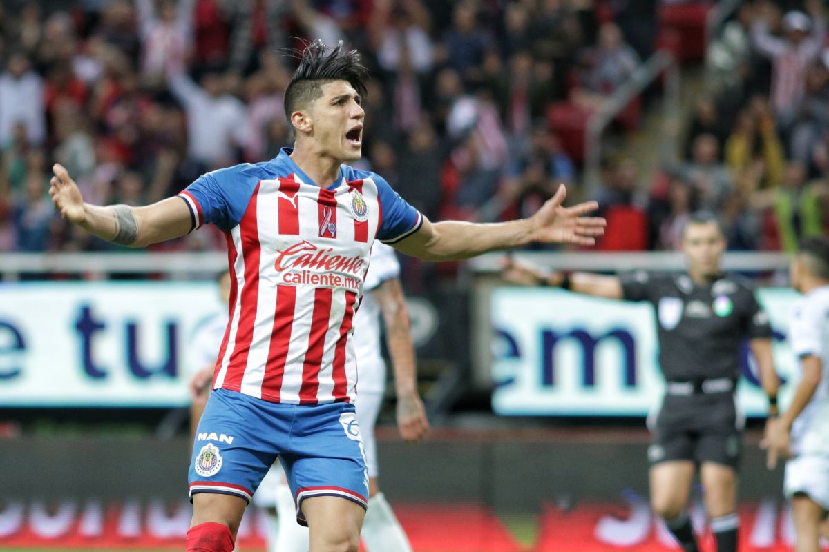 Alan Pulido con Chivas.