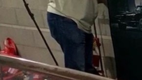 Adam Sindler, uno de los Héroes de los Corvettes, en un modelo 1953