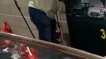 Adam Sindler, uno de los Héroes de los Corvettes, en un modelo 1953