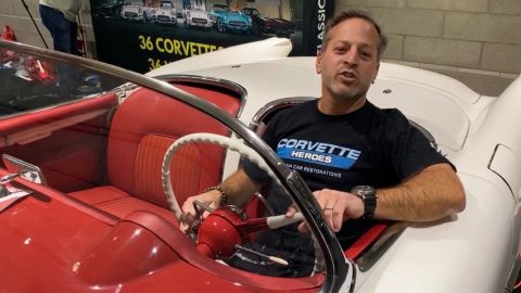 Adam Sindler, uno de los Héroes de los Corvettes, en un modelo 1953