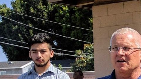 El concejal Mike Bonin aparece apoyando a la comunidad en temas de la vivienda. (TW-Bonin)