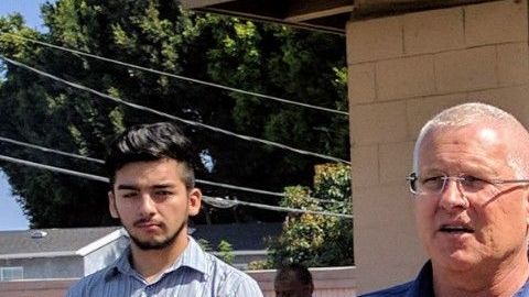 El concejal Mike Bonin aparece apoyando a la comunidad en temas de la vivienda. (TW-Bonin)