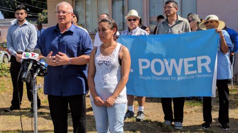 El concejal Mike Bonin aparece apoyando a la comunidad en temas de la vivienda. (TW-Bonin)