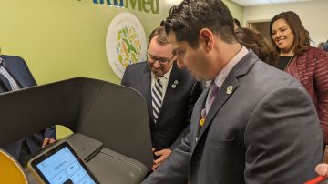 El doctor Ilan Shapiro practica en la nueva maquina de votación localizada en la clínica AltaMed de Commerce. (Jacqueline García/La Opinión)