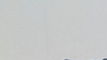 Francisco Alvizar con los juguetes que llevará a sus sobrinos en esta navidad. (Jacqueline García/La Opinión)