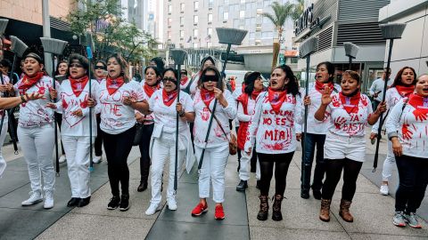 Docenas de mujeres se reunieron para delatar a los contratistas que ignoran el abuso y/o acoso sexual que enfrentan. (Jacqueline García/La Opinión)