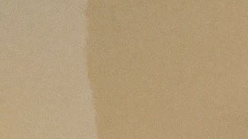 Emanuel Arias, de 10 años, y Eduardo Arias, de 8, junto a Santa Claus. (Jacqueline García/La Opinión)