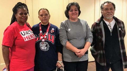 Rosa Ojeda, (azul) con la delegación que buscó el apoyo del presidente de la universidad el lunes para que Unite Here Local 11 y Sodexo lleguen a un acuerdo. (Suministrada)