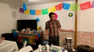 Shamuel González ofreció una cena Shabat en su hogar en el barrio de Boyle Heights en Los Ángeles. (Araceli Martínez/La Opinión)