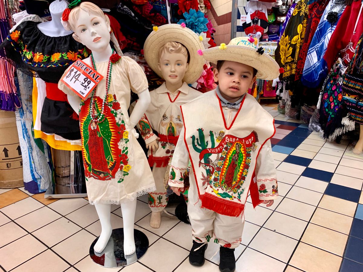 Niños, hijos de inmigrantes, honran a la Virgen de Guadalupe - La Opinión