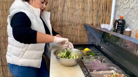 Diana Reyna Reyes lucha por sacar adelante su negocio de mariscos estilo Sonora en Compton. (Araceli Martínez/La Opinión).
