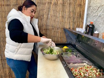 Diana Reyna Reyes lucha por sacar adelante su negocio de mariscos estilo Sonora en Compton. (Araceli Martínez/La Opinión).