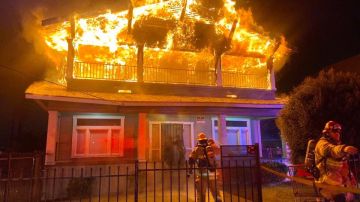 Rescatan a un hombre de incendio en San Bernardino. Otro más fue rescatado en Los Feliz, Los Ángeles