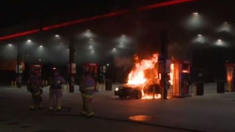 El conductor que habría ocasionado el incendio huyó del lugar.