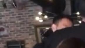 La mujer todavía le dio dinero para el viaje con su "amigo".