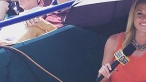 La periodista sincronizó su reloj con el de su novio.