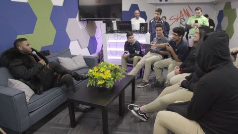 El actor y cantante Jason Derulo junto a unos estudiantes de la escuela Slam.