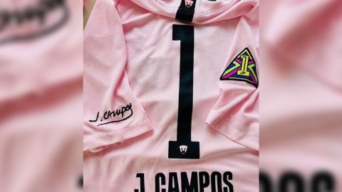 Campos solía jugar con uniformes peculiares y colores fosforescentes.