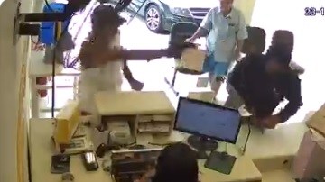 El ladrón fue sorprendido por un cliente.