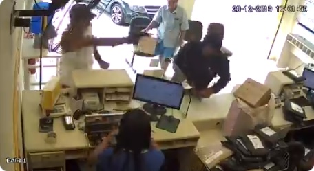 El ladrón fue sorprendido por un cliente.