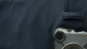 La falsificación de los datos registrados en CalGang se verifica con las evidencias grabadas por la cámara corporal de los policías.