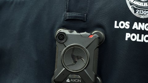 La falsificación de los datos registrados en CalGang se verifica con las evidencias grabadas por la cámara corporal de los policías.